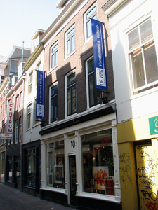 820708 Gezicht op de voorgevel van het pand Vinkenburgstraat 10 (Galerie De Vink ) te Utrecht.N.B. Tussen ca. 1860 en ...